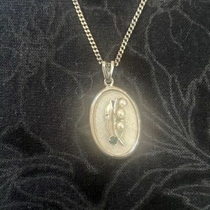 Vintage sterling silver pendant with sterling silver chain in perfect condition.